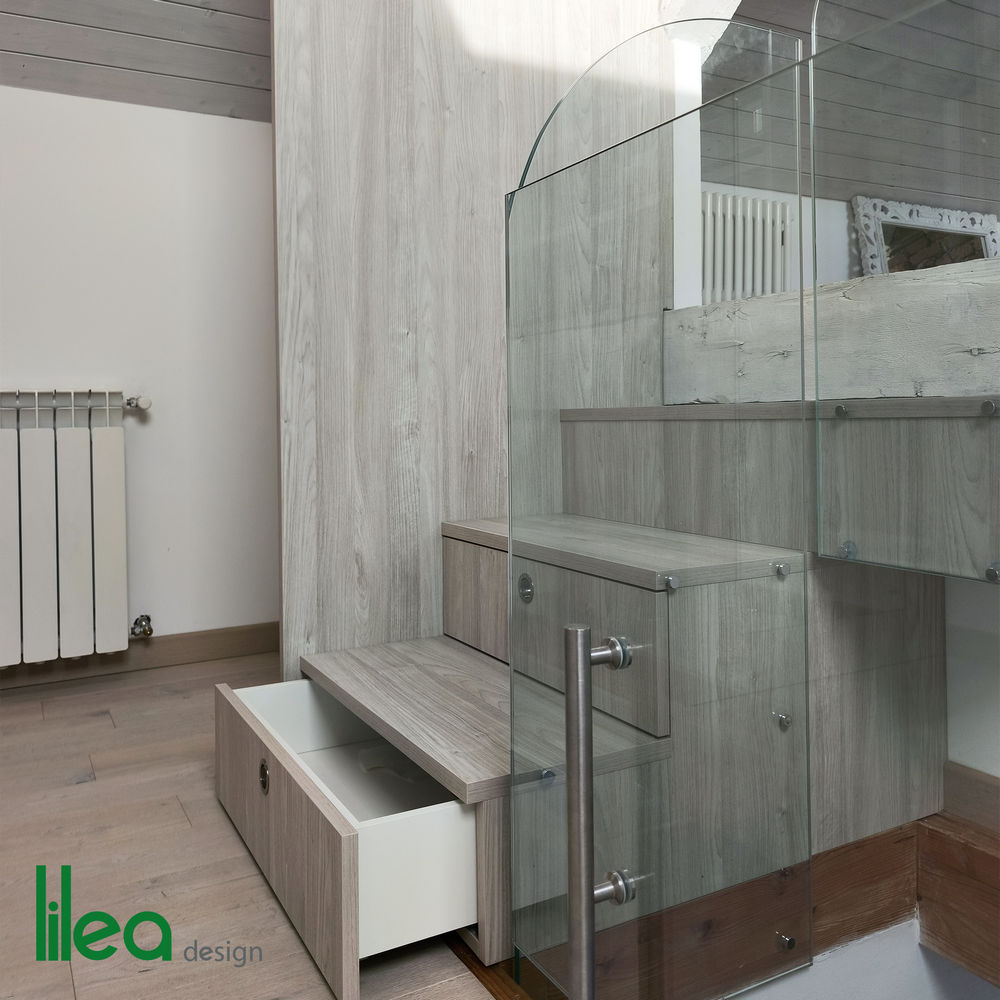 Scala con cassetti contenitore su misura