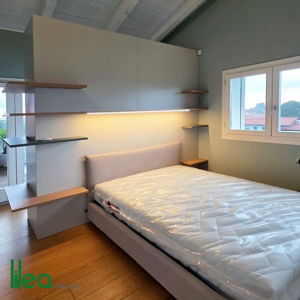 camera-mansardata-letto-testiera